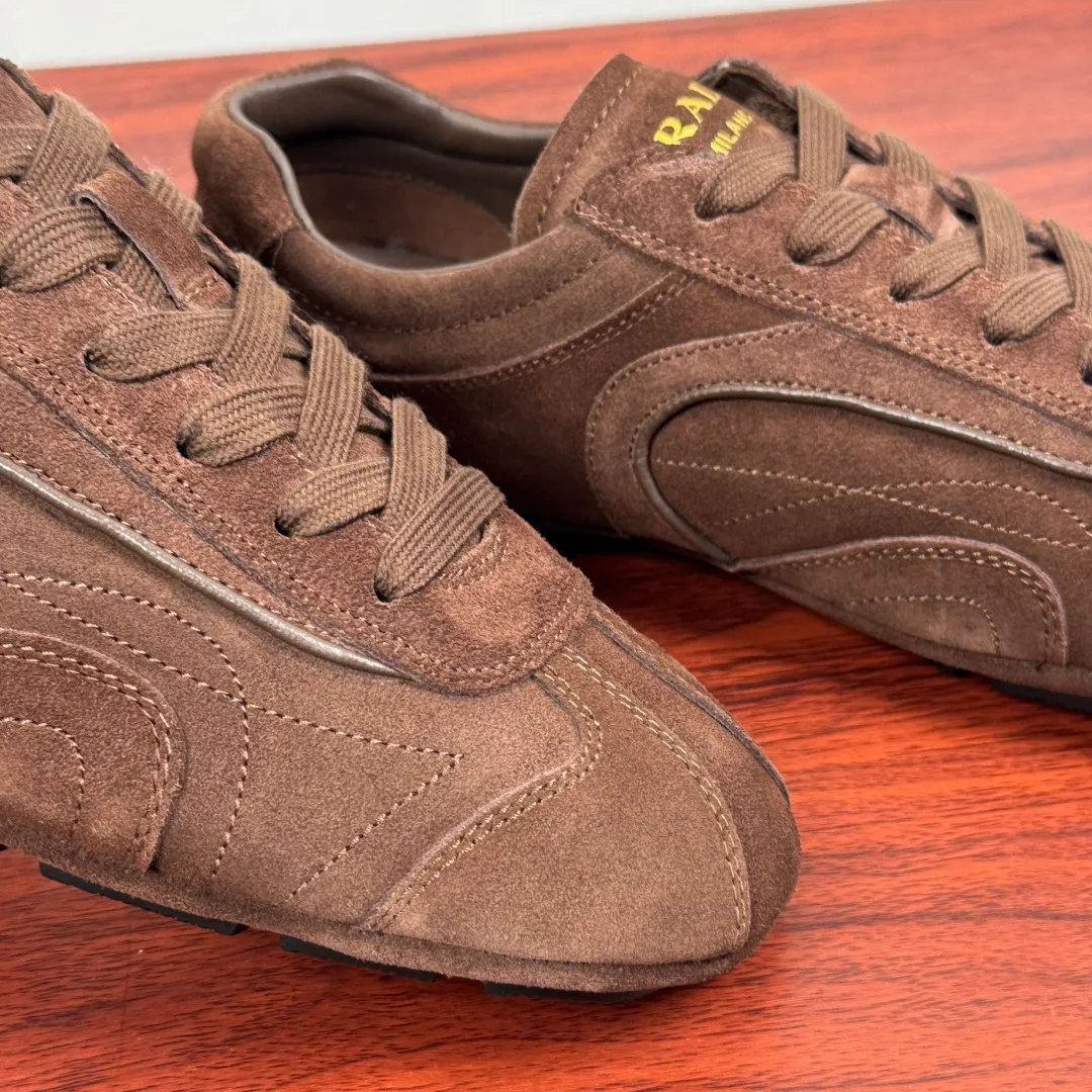 Batch 780 Prada/Prada Montecarlo Re-Edition 2005 Nappa sheepskin/nubuck leather sneakers, men's men's men's shoes for easy shipping! Featuring an antique finish, these sneakers combine style and comfort in a sophisticated and innovative design. The silhouette inspired by driving shoes is soft and flexible, and the deconstructed sole gives it a lightweight look and smooth aesthetic. Prominent top stitching enhances the sporty soul of this hybrid sneaker. It is paired with a lightweight and flexible rubber sole, a visible convex sole pattern embellishment, and a wrapped insole. The whole package! Size: 39-40-41-42-43-44 leather shoe size Item number: 4E1165 frosted brown